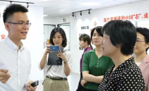 時任省僑聯(lián)黨組書記、主席莊莉萍一行來到材華科技參觀調(diào)