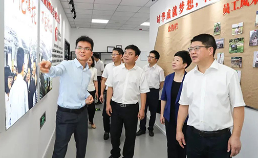 時任浙江省委人才辦專職副主任張旭明，紹興市委常委、組織部長王琴英等領(lǐng)導(dǎo)蒞臨我司參觀指導(dǎo)